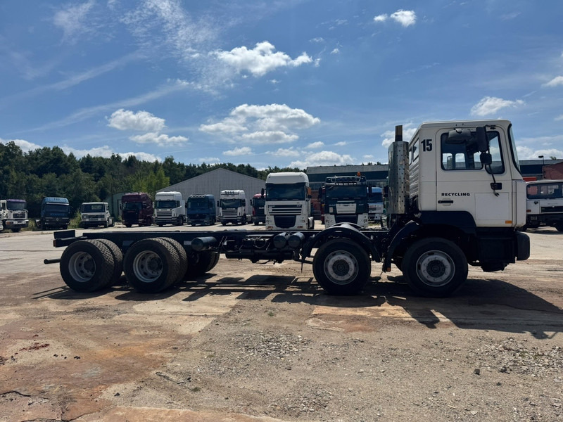 MAN 32.364 (EURO 2 / 6 CYLINDER / 12 TIRES / 8X4 / PERFECT) - Camião chassi: foto 4 MAN 32.364 (EURO 2 / 6 CYLINDER / 12 TIRES / 8X4 / PERFECT) - Camião chassi: foto 4