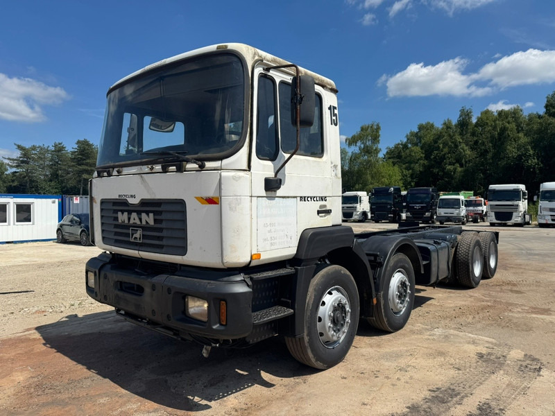 MAN 32.364 (EURO 2 / 6 CYLINDER / 12 TIRES / 8X4 / PERFECT) - Camião chassi: foto 1 MAN 32.364 (EURO 2 / 6 CYLINDER / 12 TIRES / 8X4 / PERFECT) - Camião chassi: foto 1