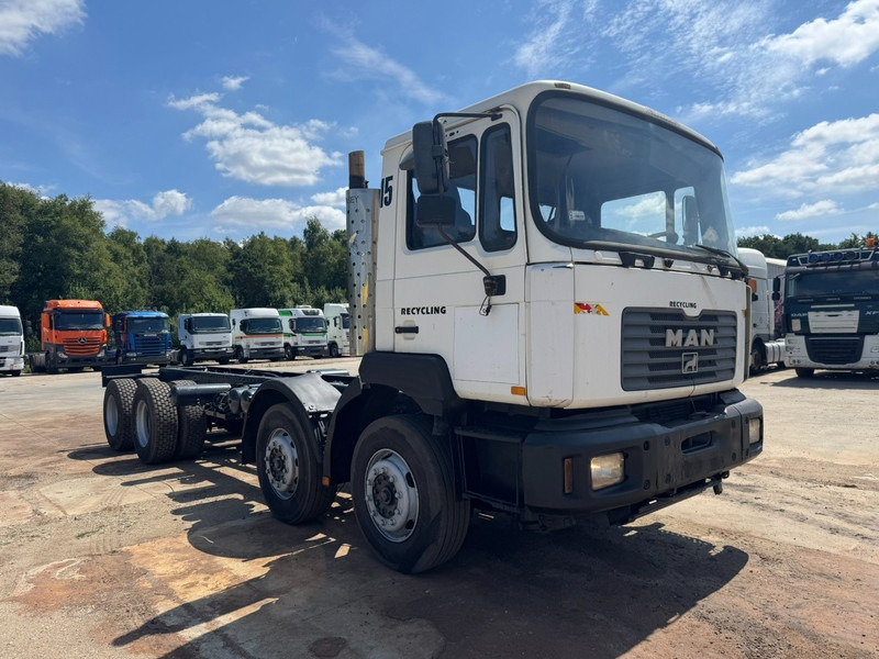 MAN 32.364 (EURO 2 / 6 CYLINDER / 12 TIRES / 8X4 / PERFECT) - Camião chassi: foto 3 MAN 32.364 (EURO 2 / 6 CYLINDER / 12 TIRES / 8X4 / PERFECT) - Camião chassi: foto 3
