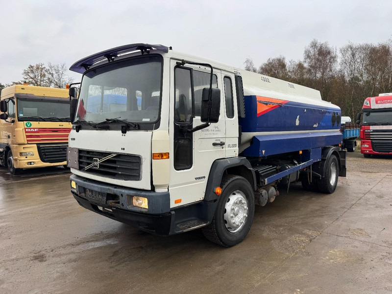 Volvo FL 6 - 220 (11000 L / 2 COMPARTMENTS / 18 TON / MANUAL GEARBOX / PERFECT) - Caminhão tanque: foto 1 Volvo FL 6 - 220 (11000 L / 2 COMPARTMENTS / 18 TON / MANUAL GEARBOX / PERFECT) - Caminhão tanque: foto 1