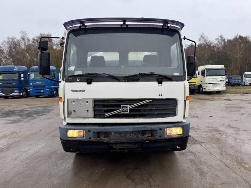 Volvo FL 6 - 220 (11000 L / 2 COMPARTMENTS / 18 TON / MANUAL GEARBOX / PERFECT) - Caminhão tanque: foto 2 Volvo FL 6 - 220 (11000 L / 2 COMPARTMENTS / 18 TON / MANUAL GEARBOX / PERFECT) - Caminhão tanque: foto 2