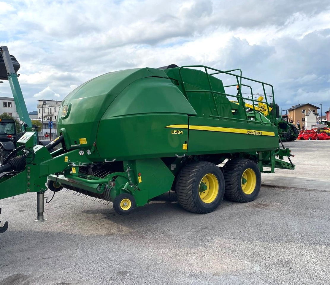 JOHN DEERE PRESSA L1534 - Enfardadeira de fardos quadrados: foto 1 JOHN DEERE PRESSA L1534 - Enfardadeira de fardos quadrados: foto 1