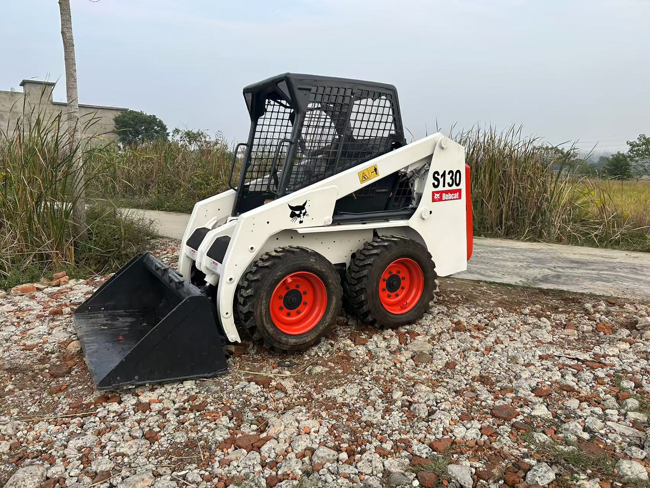 BOBCAT s130 - Mini pá carregadora: foto 1 BOBCAT s130 - Mini pá carregadora: foto 1
