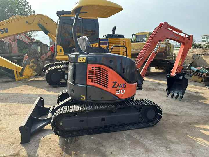 Mini 3-Ton Excavator used Hitachi ZX30 excavator with Excellent Performance and Low Price for sale! - Escavadeira: foto 3 Mini 3-Ton Excavator used Hitachi ZX30 excavator with Excellent Performance and Low Price for sale! - Escavadeira: foto 3
