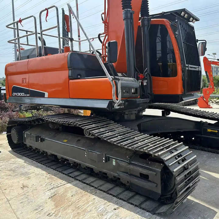 Used Excavator Doosan DX300 Excavators Mini Equipment Earth Moving Machinery Doosan Digger Excavator for Sale - Escavadeira: foto 1 Used Excavator Doosan DX300 Excavators Mini Equipment Earth Moving Machinery Doosan Digger Excavator for Sale - Escavadeira: foto 1