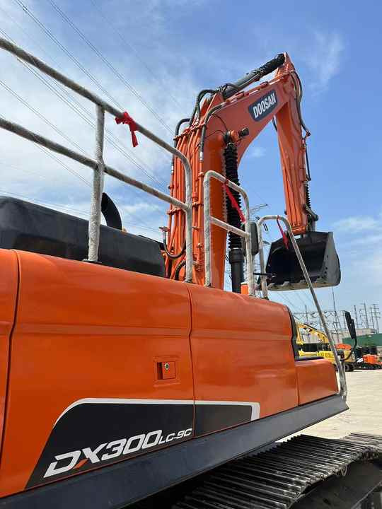 Used Excavator Doosan DX300 Excavators Mini Equipment Earth Moving Machinery Doosan Digger Excavator for Sale - Escavadeira: foto 4 Used Excavator Doosan DX300 Excavators Mini Equipment Earth Moving Machinery Doosan Digger Excavator for Sale - Escavadeira: foto 4