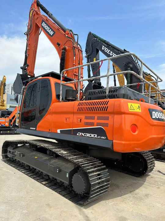 Used Excavator Doosan DX300 Excavators Mini Equipment Earth Moving Machinery Doosan Digger Excavator for Sale - Escavadeira: foto 2 Used Excavator Doosan DX300 Excavators Mini Equipment Earth Moving Machinery Doosan Digger Excavator for Sale - Escavadeira: foto 2