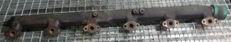 Volvo D12D 479602/479601 - Coletor de admissão por Máquina de construção: foto 1 Volvo D12D 479602/479601 - Coletor de admissão por Máquina de construção: foto 1