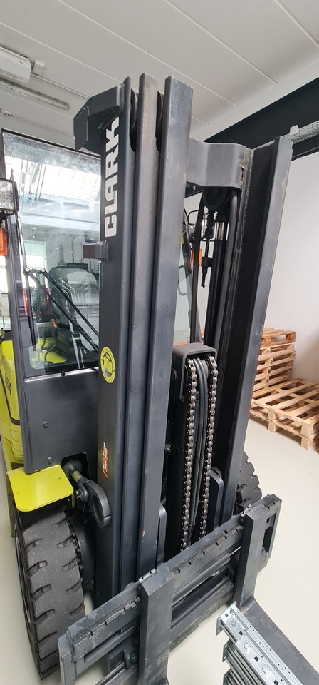 CLARK GTX 25L - Empilhadeira a gás: foto 2 CLARK GTX 25L - Empilhadeira a gás: foto 2