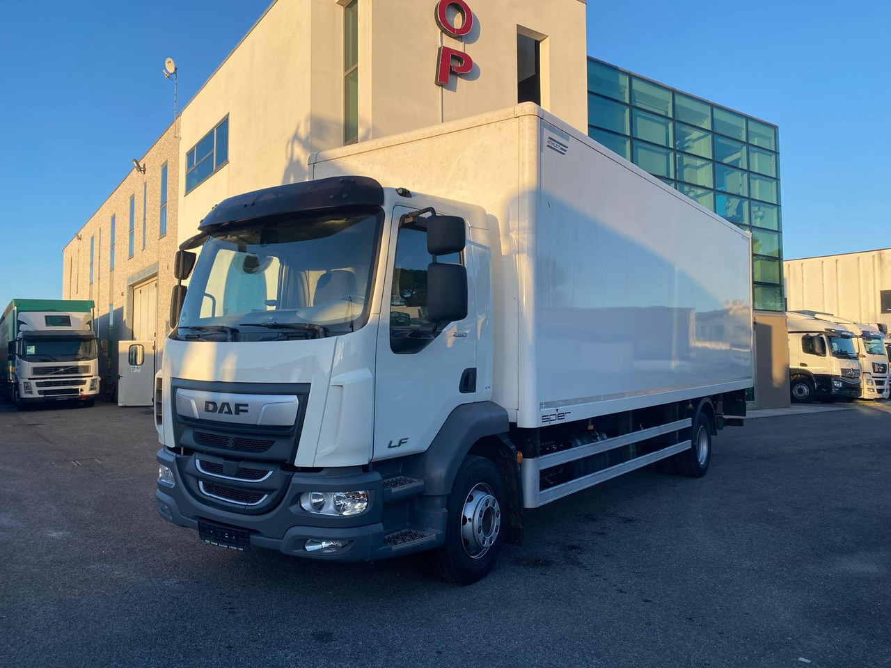 DAF LF 260 FA - Camião furgão: foto 1 DAF LF 260 FA - Camião furgão: foto 1