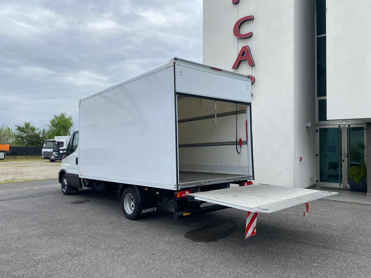IVECO DAILY 35C16 - Carrinha de contentor: foto 5 IVECO DAILY 35C16 - Carrinha de contentor: foto 5