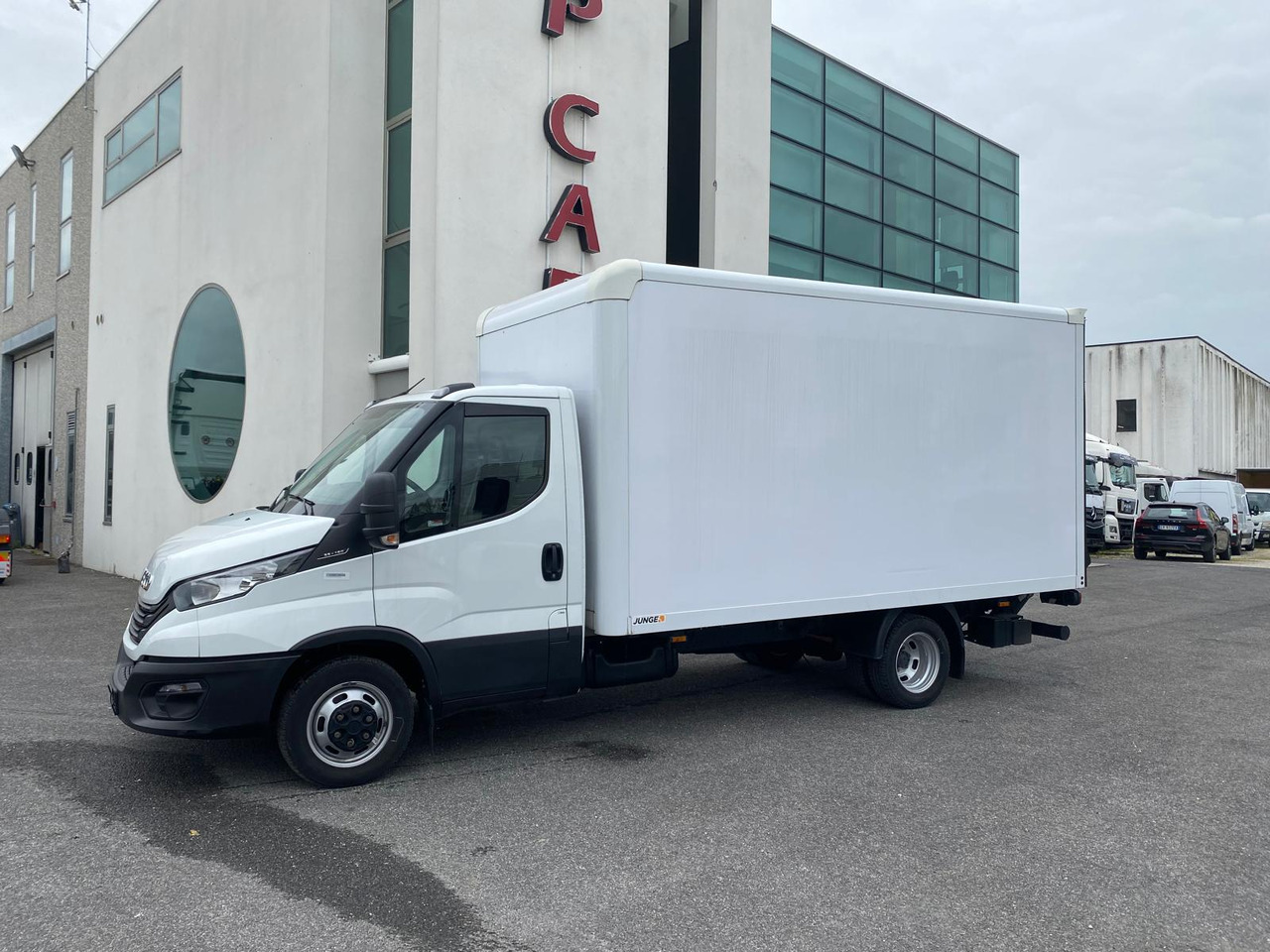 IVECO DAILY 35C16 - Carrinha de contentor: foto 1 IVECO DAILY 35C16 - Carrinha de contentor: foto 1