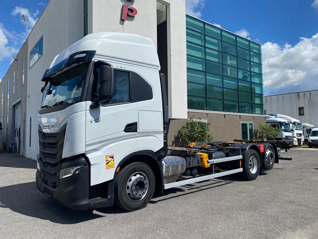 IVECO S-WAY AS260S48 - Camião transportador de contêineres/ Caixa móvel: foto 1 IVECO S-WAY AS260S48 - Camião transportador de contêineres/ Caixa móvel: foto 1