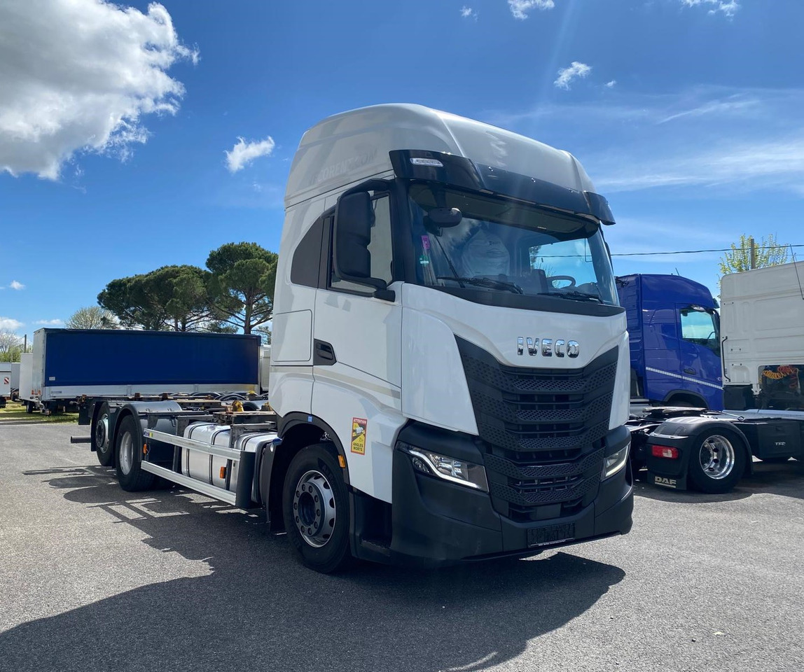 IVECO S-WAY AS260S48 - Camião transportador de contêineres/ Caixa móvel: foto 2 IVECO S-WAY AS260S48 - Camião transportador de contêineres/ Caixa móvel: foto 2