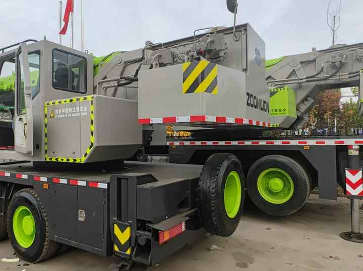 Second Hand ZOOMLION 25 Ton ZTC250V531 30 Ton ZTC300V532 70 Ton ZTC700H6 Hydraulmic Mobile Truck Crane on Sale - Grua móvel: foto 5 Second Hand ZOOMLION 25 Ton ZTC250V531 30 Ton ZTC300V532 70 Ton ZTC700H6 Hydraulmic Mobile Truck Crane on Sale - Grua móvel: foto 5