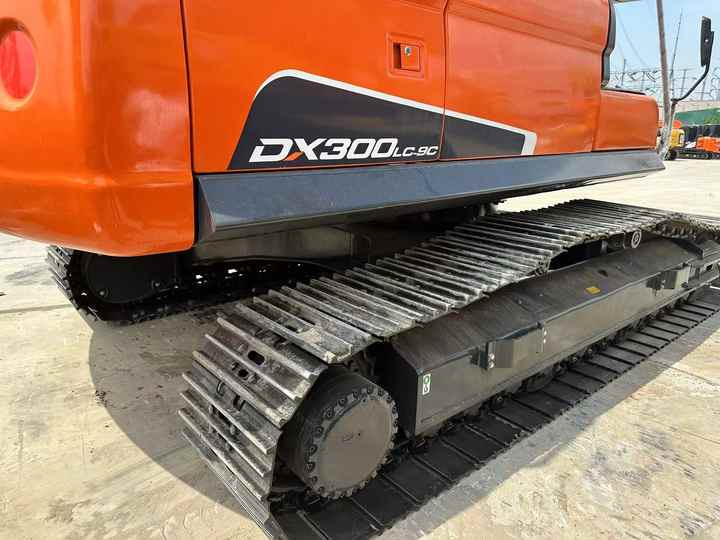 Used Digger DOOSAN DX300 Construction Machinery Construction Digger Used DOOSAN DX300 Cheap Excavator - Escavadora de rastos: foto 4 Used Digger DOOSAN DX300 Construction Machinery Construction Digger Used DOOSAN DX300 Cheap Excavator - Escavadora de rastos: foto 4