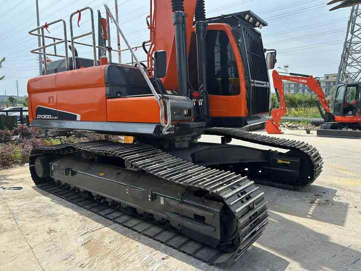 Used Digger DOOSAN DX300 Construction Machinery Construction Digger Used DOOSAN DX300 Cheap Excavator - Escavadora de rastos: foto 3 Used Digger DOOSAN DX300 Construction Machinery Construction Digger Used DOOSAN DX300 Cheap Excavator - Escavadora de rastos: foto 3