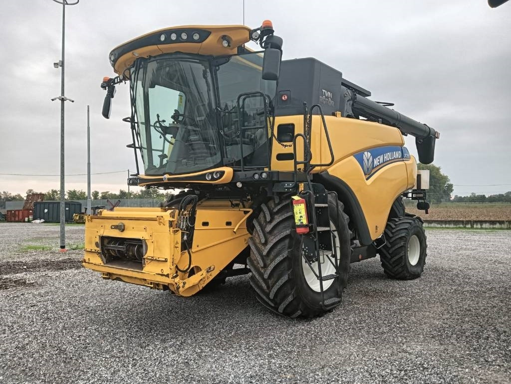 New Holland CR 7.90 - Ceifeira debulhadora: foto 2 New Holland CR 7.90 - Ceifeira debulhadora: foto 2