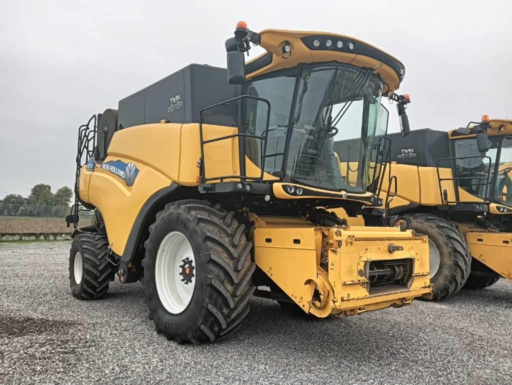 New Holland CR 7.90 - Ceifeira debulhadora: foto 1 New Holland CR 7.90 - Ceifeira debulhadora: foto 1