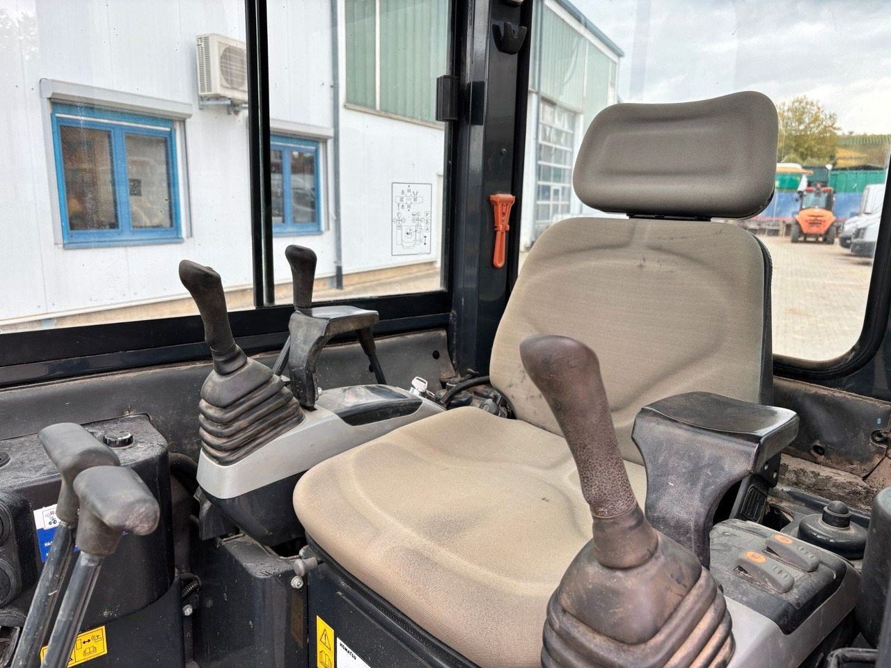 Komatsu PC26MR-3 - Mini escavadeira: foto 4 Komatsu PC26MR-3 - Mini escavadeira: foto 4