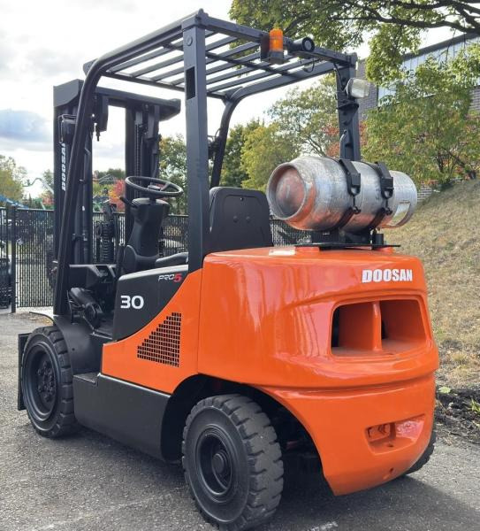 Doosan Chariot élévateur 3t gaz DOOSAN fenwick - Empilhadeira a gás: foto 2 Doosan Chariot élévateur 3t gaz DOOSAN fenwick - Empilhadeira a gás: foto 2