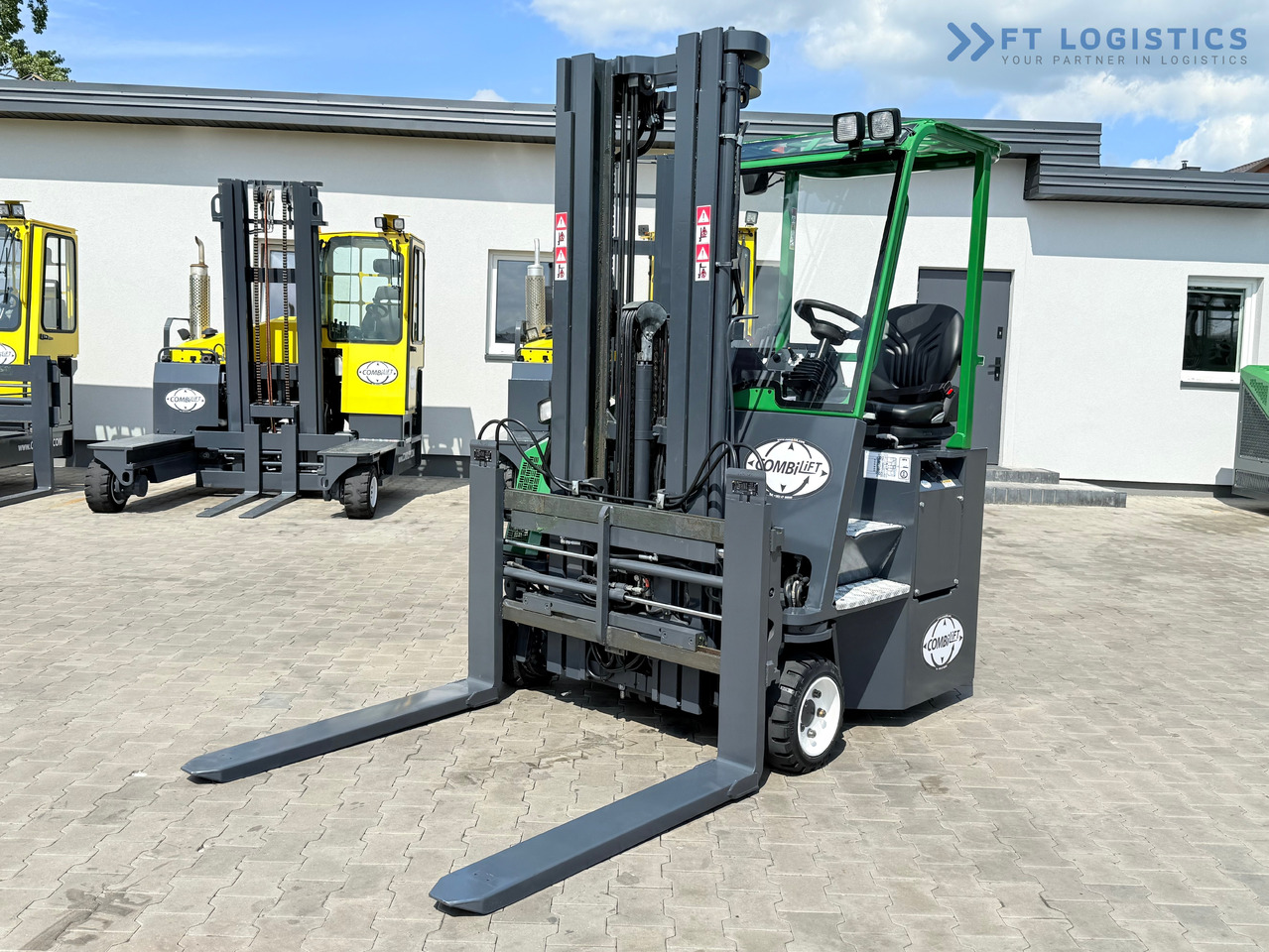 COMBILIFT CB2500 / DIESEL / EXTENDABLE FORKS / TRIPLEX / 5500MM / FREE LIFT / SIDE SHIFT / FORK POSITIONER / LIKE NEW - Empilhador de 4 vias: foto 2 COMBILIFT CB2500 / DIESEL / EXTENDABLE FORKS / TRIPLEX / 5500MM / FREE LIFT / SIDE SHIFT / FORK POSITIONER / LIKE NEW - Empilhador de 4 vias: foto 2