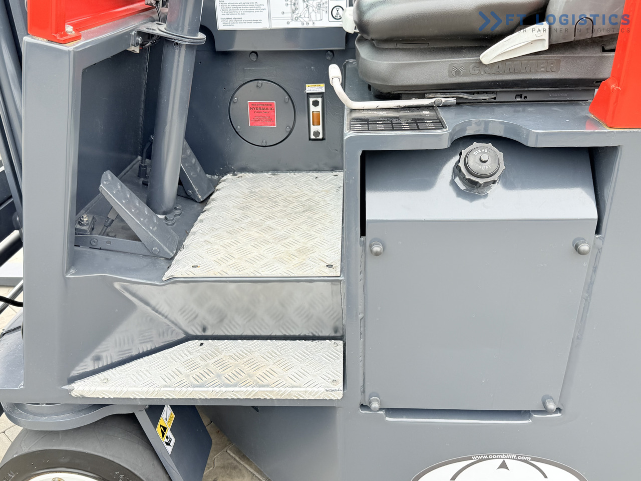 COMBILIFT Combilift C3000CB – TRIPLEX 6000mm – Year 2016 / Only 2,161 hours / Free Lift / Fork Positioner / Diesel - Empilhador de 4 vias: foto 3 COMBILIFT Combilift C3000CB – TRIPLEX 6000mm – Year 2016 / Only 2,161 hours / Free Lift / Fork Positioner / Diesel - Empilhador de 4 vias: foto 3