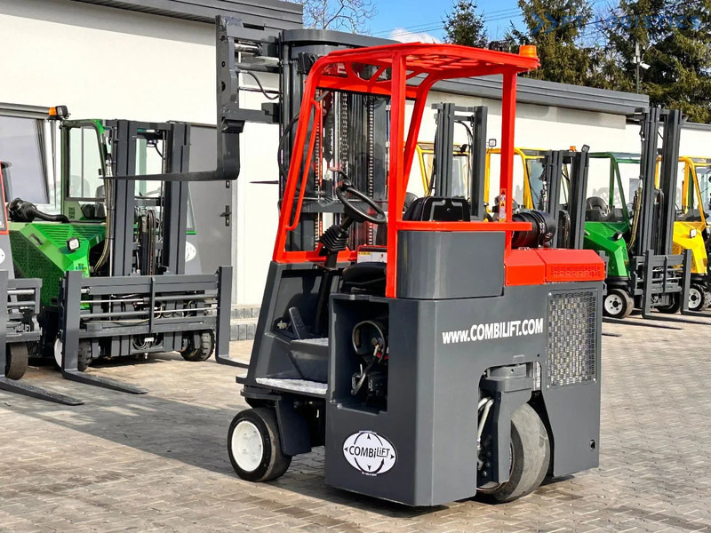 Combilift C3000CB / LPG / TRIPLEX / 5500MM / FREE LIFT / FORK SHIFT / POSITIONER C3000CB / LPG / TRIPLEX / 5500MM / FREE LIFT / FORK SHIFT - Empilhador de 4 vias: foto 3 Combilift C3000CB / LPG / TRIPLEX / 5500MM / FREE LIFT / FORK SHIFT / POSITIONER C3000CB / LPG / TRIPLEX / 5500MM / FREE LIFT / FORK SHIFT - Empilhador de 4 vias: foto 3