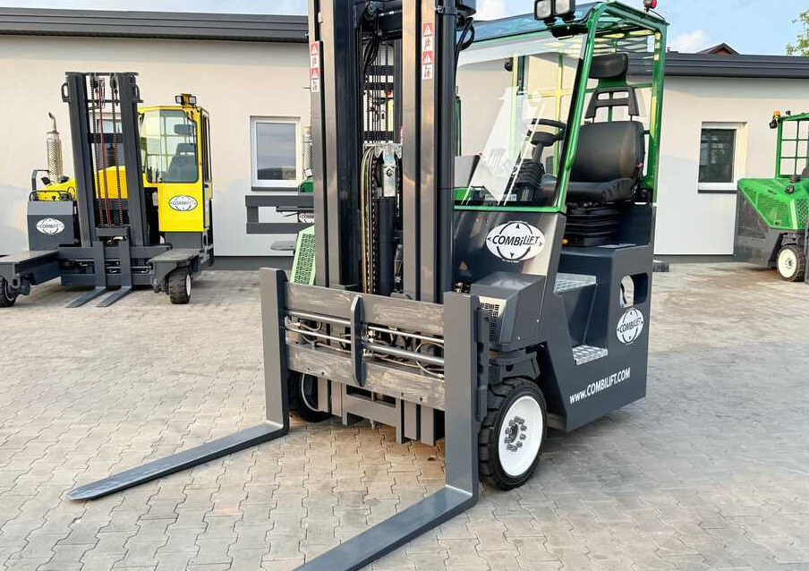 Combilift C4000CB / TRIPLEX - 5200MM / LPG / FREE LIFT / FORK POSITIONER / FORK SIDESHIFT / HEIGHT 2450MM / LIKE NEW - Empilhador de 4 vias: foto 1 Combilift C4000CB / TRIPLEX - 5200MM / LPG / FREE LIFT / FORK POSITIONER / FORK SIDESHIFT / HEIGHT 2450MM / LIKE NEW - Empilhador de 4 vias: foto 1