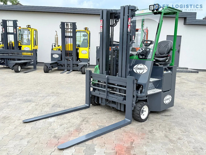 Combilift CB3000 / DIESEL / TRIPLEX 4900MM / FULL FREE LIFT / SIDE SHIFT / FORK POSITIONER / 1500MM FORKS / LIKE NEW CB3000 / DIESEL / TRI - Empilhador de 4 vias: foto 3 Combilift CB3000 / DIESEL / TRIPLEX 4900MM / FULL FREE LIFT / SIDE SHIFT / FORK POSITIONER / 1500MM FORKS / LIKE NEW CB3000 / DIESEL / TRI - Empilhador de 4 vias: foto 3