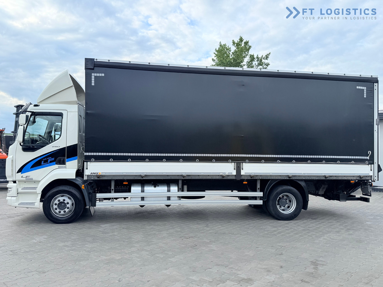 DAF LF 260 FA / AUTOMATIC / 9,255 kg PAYLOAD / 4x2 / 18 PALLETS / TAIL LIFT / SIDE BOARDS / EXCELLENT CONDITION! - Camião de lona: foto 4 DAF LF 260 FA / AUTOMATIC / 9,255 kg PAYLOAD / 4x2 / 18 PALLETS / TAIL LIFT / SIDE BOARDS / EXCELLENT CONDITION! - Camião de lona: foto 4