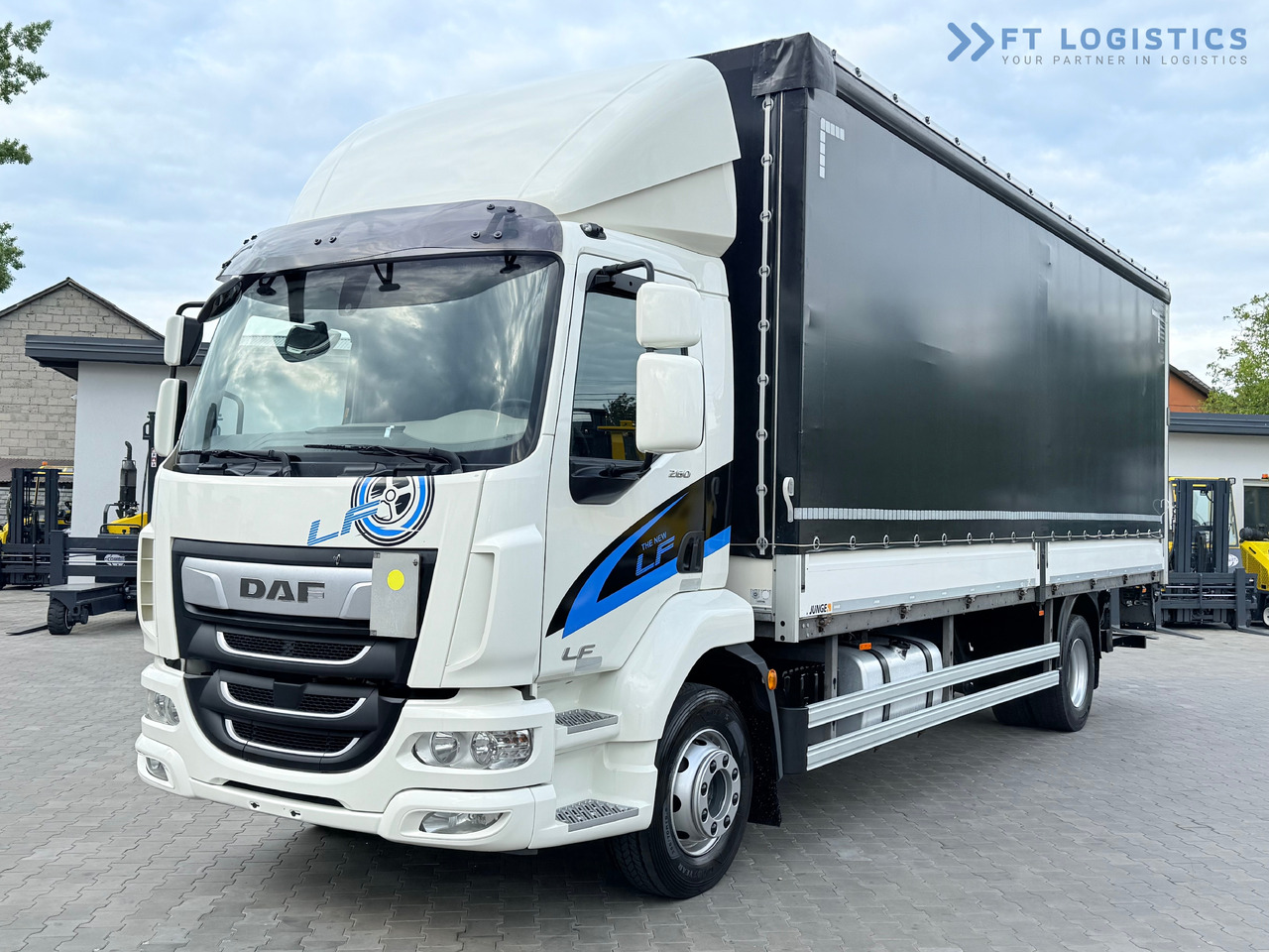 DAF LF 260 FA / AUTOMATIC / 9,255 kg PAYLOAD / 4x2 / 18 PALLETS / TAIL LIFT / SIDE BOARDS / EXCELLENT CONDITION! - Camião de lona: foto 2 DAF LF 260 FA / AUTOMATIC / 9,255 kg PAYLOAD / 4x2 / 18 PALLETS / TAIL LIFT / SIDE BOARDS / EXCELLENT CONDITION! - Camião de lona: foto 2