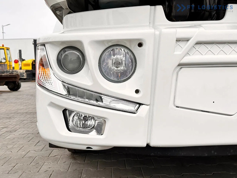 Renault Midlum 250 Renault D 250 / AUTOMATIC / 4X2 / 18 PALLETS / TAIL LIFT / SIDE BOARDS / curtainsider truck - Camião de lona: foto 4 Renault Midlum 250 Renault D 250 / AUTOMATIC / 4X2 / 18 PALLETS / TAIL LIFT / SIDE BOARDS / curtainsider truck - Camião de lona: foto 4