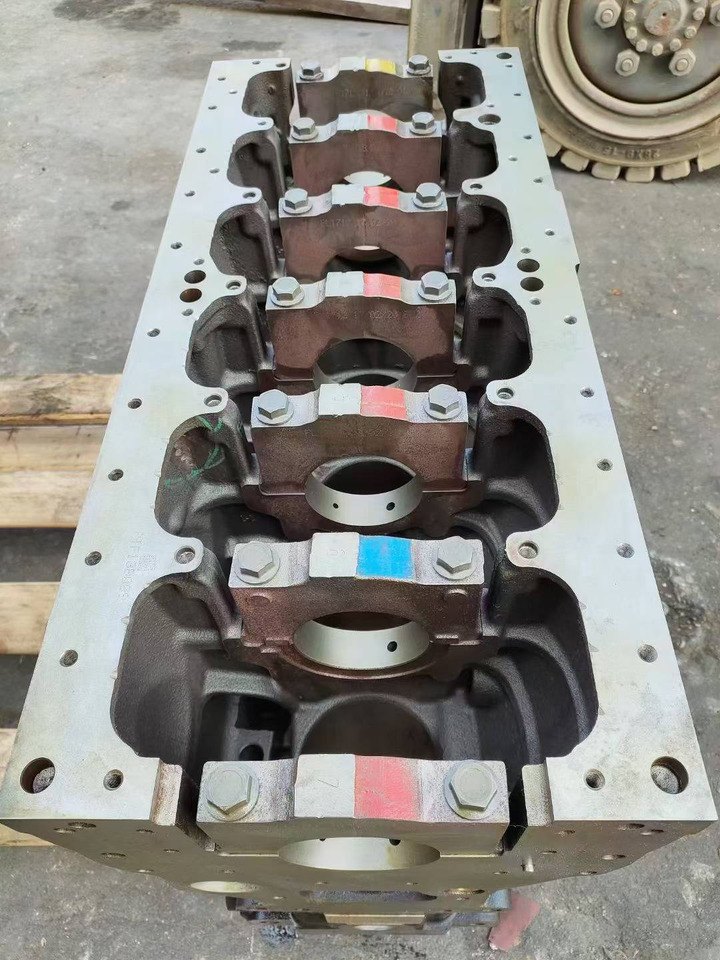 CATERPILLAR C6.6 - Bloco do motor por Escavadeira: foto 1 CATERPILLAR C6.6 - Bloco do motor por Escavadeira: foto 1