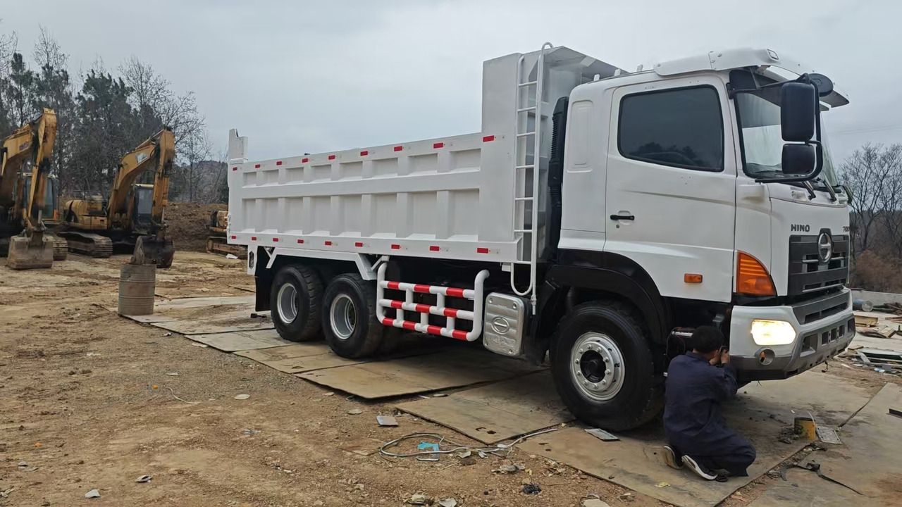 HINO HINO 700 - Camião basculante: foto 1 HINO HINO 700 - Camião basculante: foto 1
