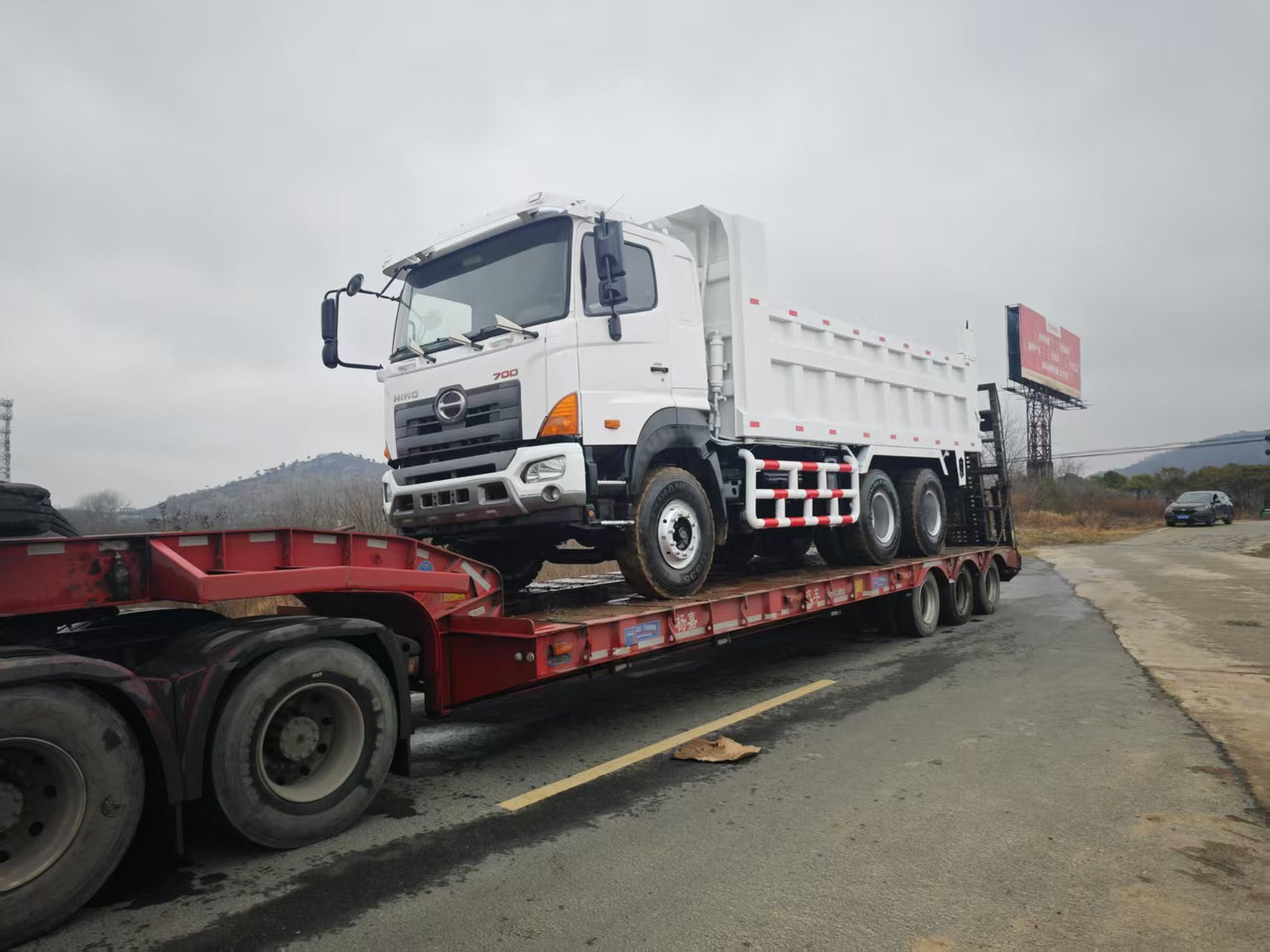 HINO HINO 700 - Camião basculante: foto 2 HINO HINO 700 - Camião basculante: foto 2