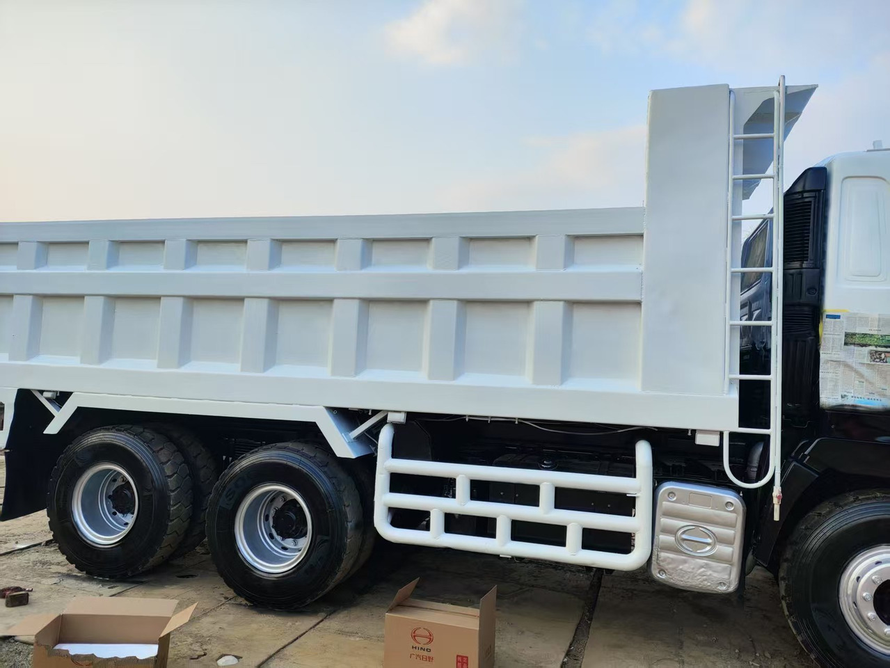 HINO HINO 700 - Camião basculante: foto 4 HINO HINO 700 - Camião basculante: foto 4