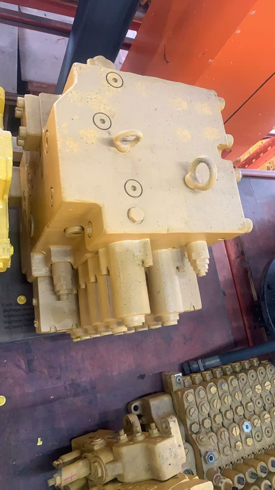 HYUNDAI R210-7 - Válvula hidráulica por Escavadeira: foto 2 HYUNDAI R210-7 - Válvula hidráulica por Escavadeira: foto 2