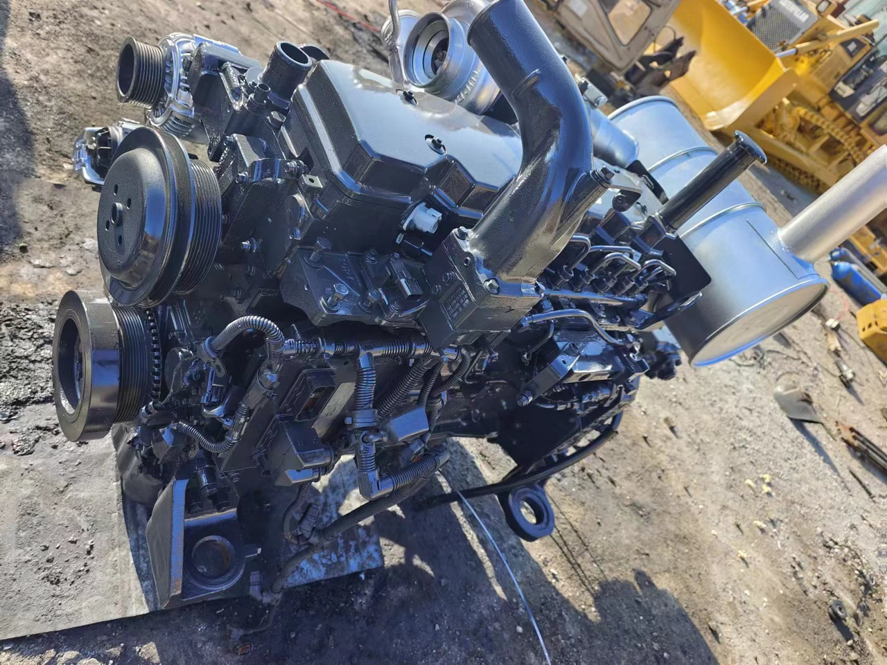 KOMATSU 6D107E-1 - Motor por Escavadeira: foto 1 KOMATSU 6D107E-1 - Motor por Escavadeira: foto 1