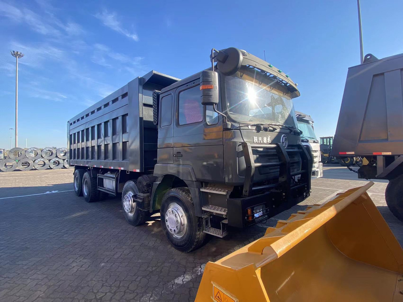 SHACMAN Shacman F3000 8*4 dump truck - Camião basculante: foto 4 SHACMAN Shacman F3000 8*4 dump truck - Camião basculante: foto 4