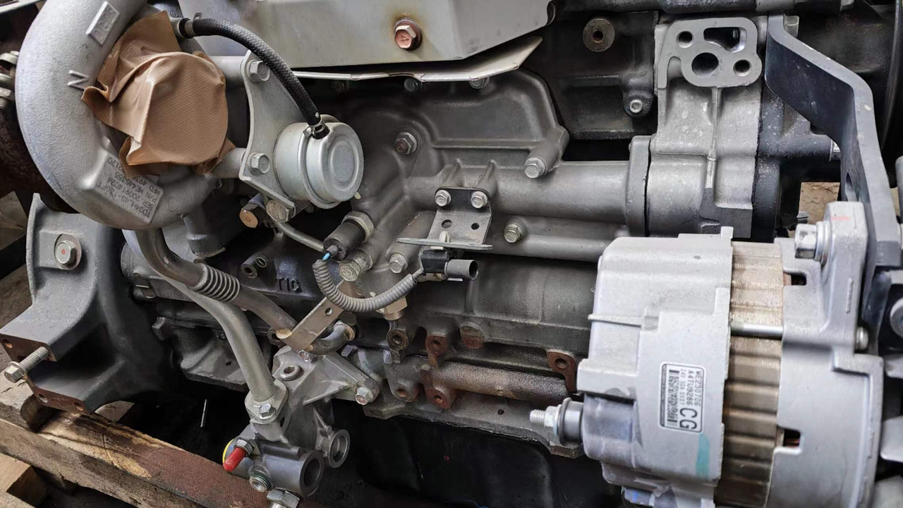 YANMAR 4M50 - Motor por Escavadeira: foto 1 YANMAR 4M50 - Motor por Escavadeira: foto 1