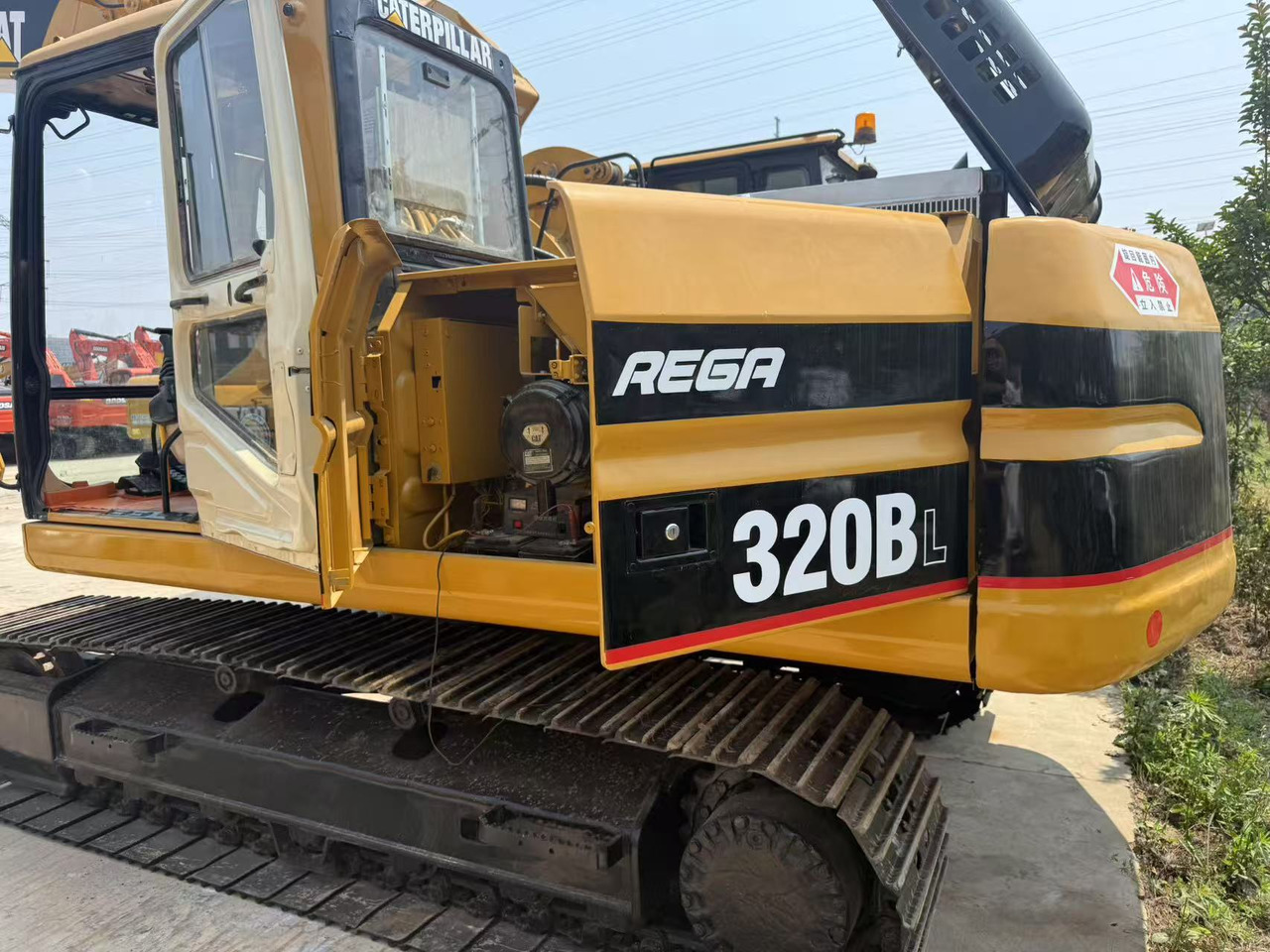 Escavadora de rastos CATERPILLAR 320B: foto 1