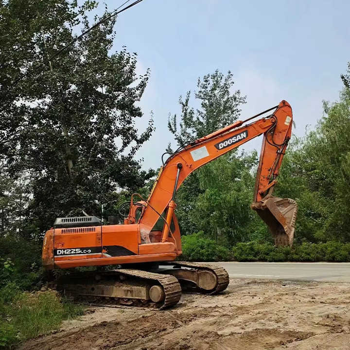 Used Digger DOOSAN DH225 Construction Machinery Construction Digger Used DOOSAN DH225 Cheap Excavator - Escavadora de rastos: foto 1 Used Digger DOOSAN DH225 Construction Machinery Construction Digger Used DOOSAN DH225 Cheap Excavator - Escavadora de rastos: foto 1