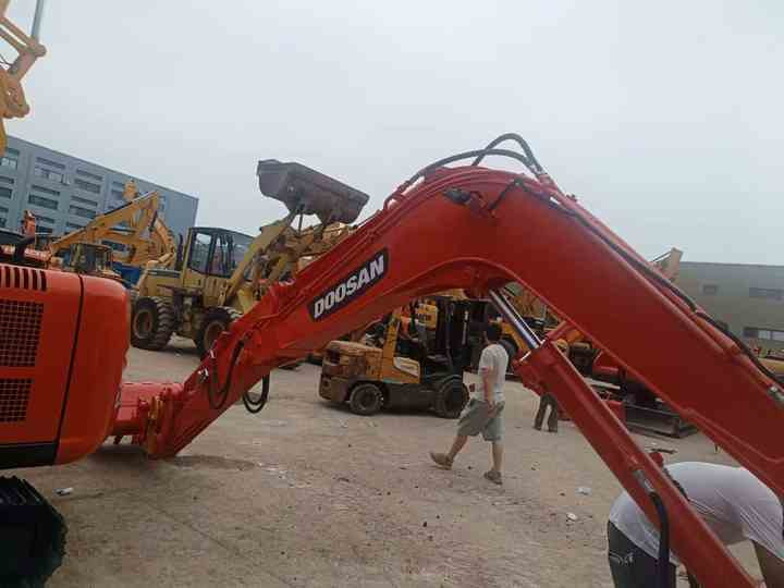 Used Digger DOOSAN DX55 Construction Machinery Construction Digger Used DOOSAN DX55 Cheap Excavator - Escavadora de rastos: foto 4 Used Digger DOOSAN DX55 Construction Machinery Construction Digger Used DOOSAN DX55 Cheap Excavator - Escavadora de rastos: foto 4