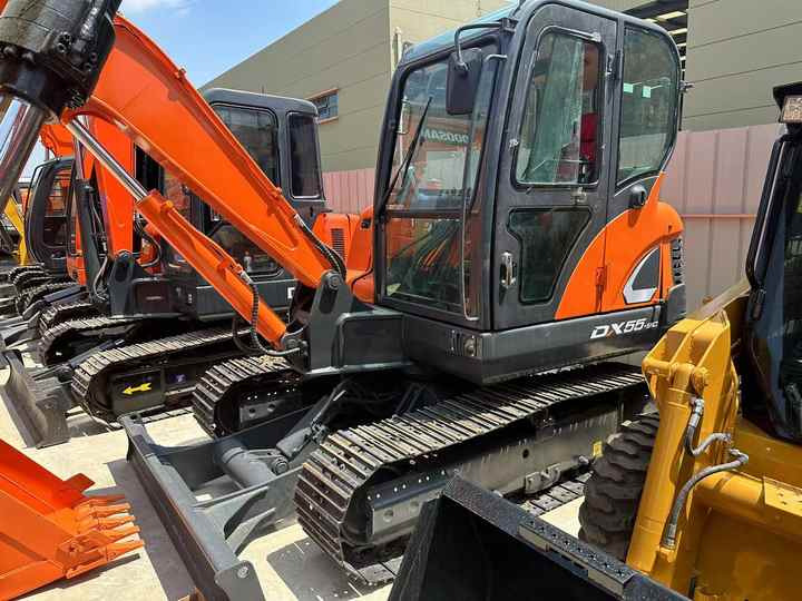 Used Digger DOOSAN DX55 Construction Machinery Construction Digger Used DOOSAN DX55 Cheap Excavator - Escavadora de rastos: foto 3 Used Digger DOOSAN DX55 Construction Machinery Construction Digger Used DOOSAN DX55 Cheap Excavator - Escavadora de rastos: foto 3