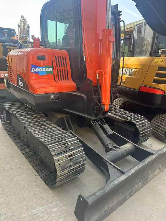 Used Digger DOOSAN DX60 Construction Machinery Construction Digger Used DOOSAN DX60 Cheap Excavator - Escavadora de rastos: foto 5 Used Digger DOOSAN DX60 Construction Machinery Construction Digger Used DOOSAN DX60 Cheap Excavator - Escavadora de rastos: foto 5
