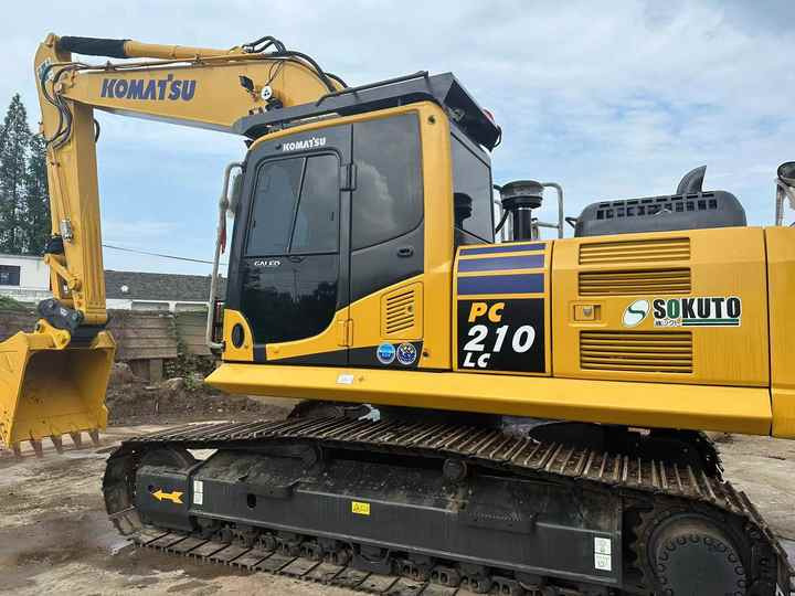 Used Komatsu PC210-8 for sale at an affordable price - Escavadora de rastos: foto 3 Used Komatsu PC210-8 for sale at an affordable price - Escavadora de rastos: foto 3