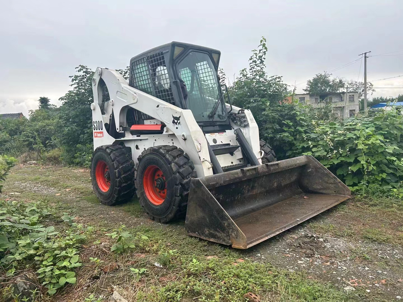 BOBCAT S300 - Mini pá carregadora: foto 1 BOBCAT S300 - Mini pá carregadora: foto 1