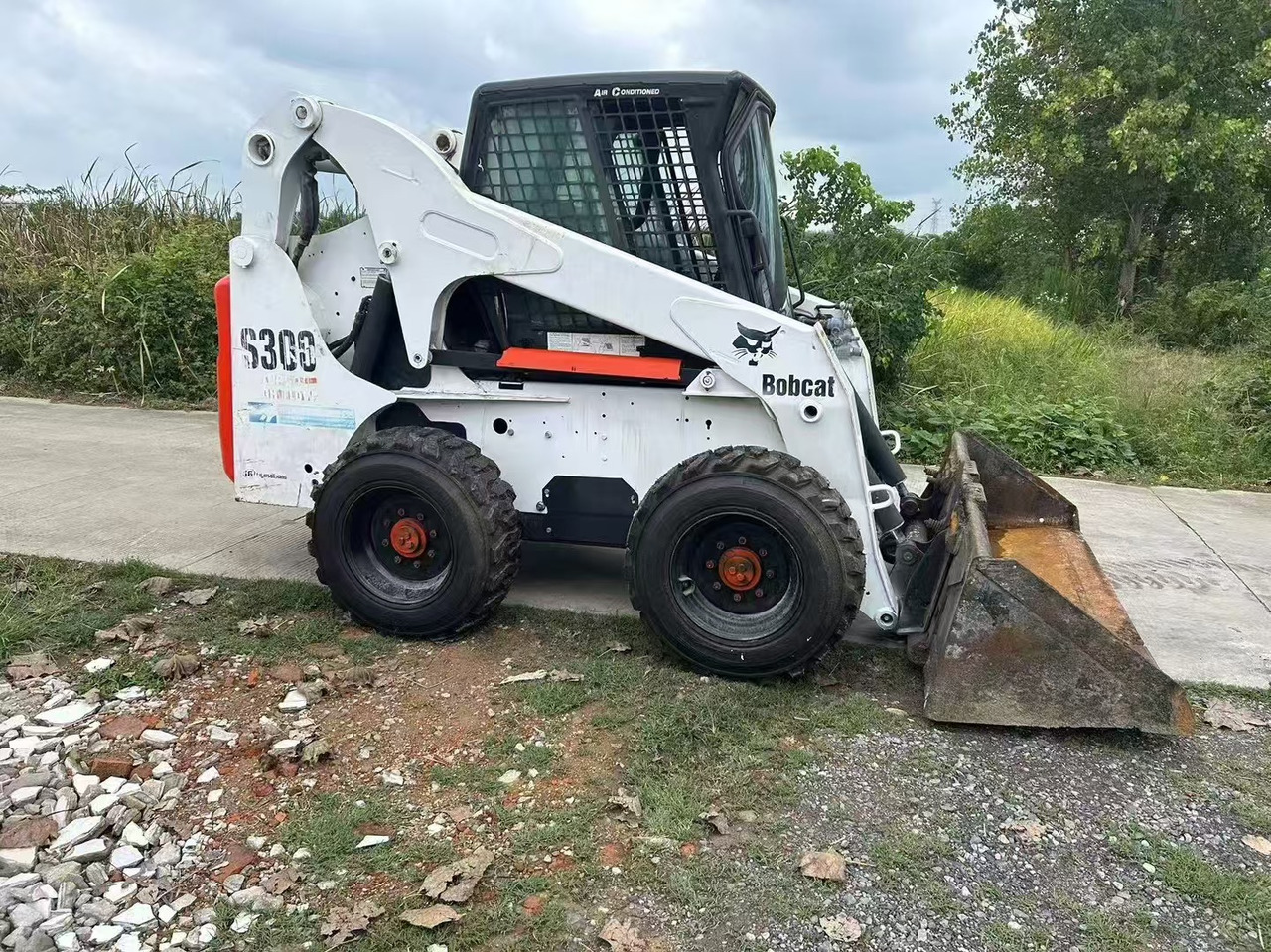 BOBCAT S300 - Mini pá carregadora: foto 1 BOBCAT S300 - Mini pá carregadora: foto 1