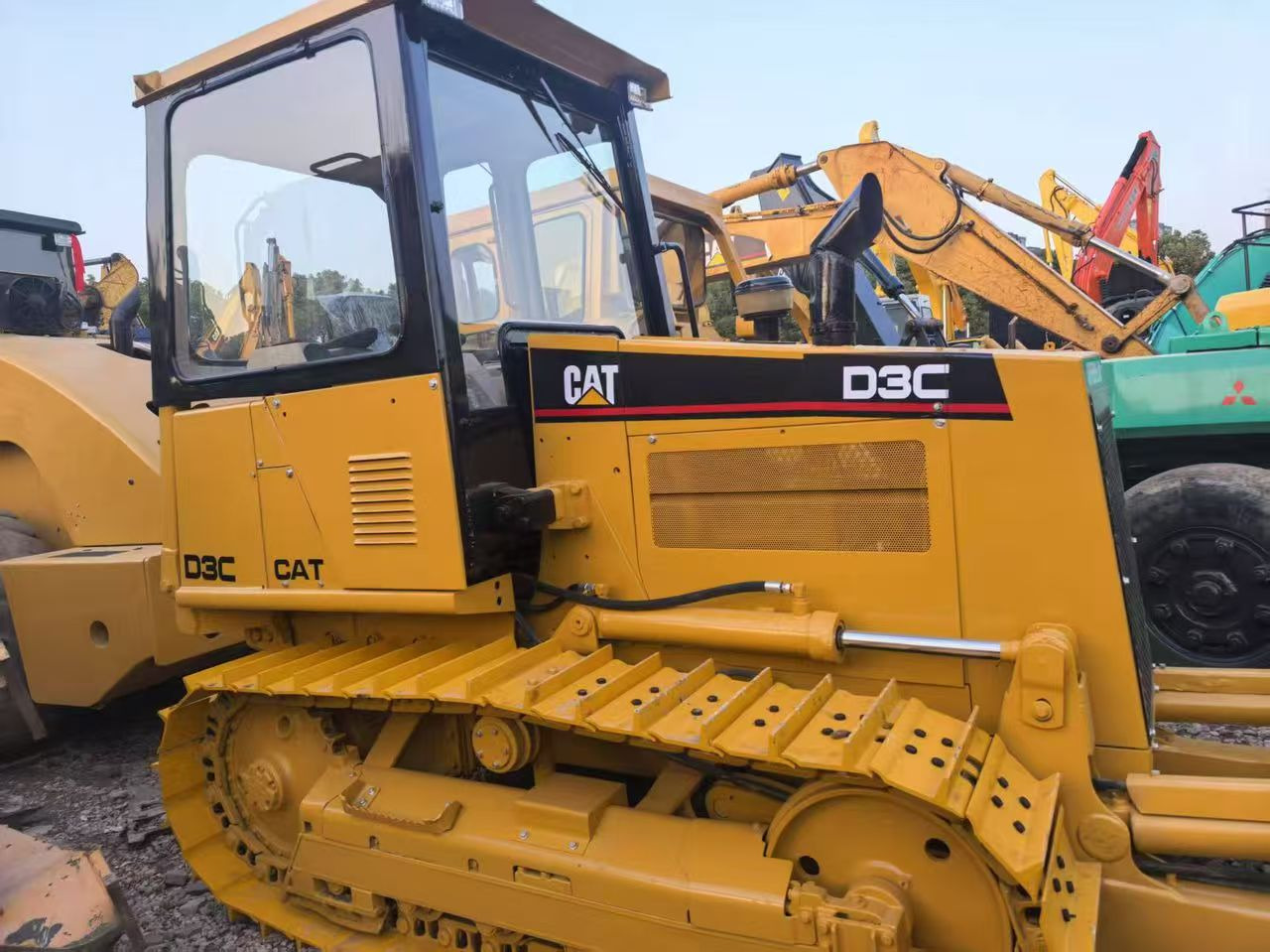 CATERPILLAR D3C - Buldôzer: foto 3 CATERPILLAR D3C - Buldôzer: foto 3